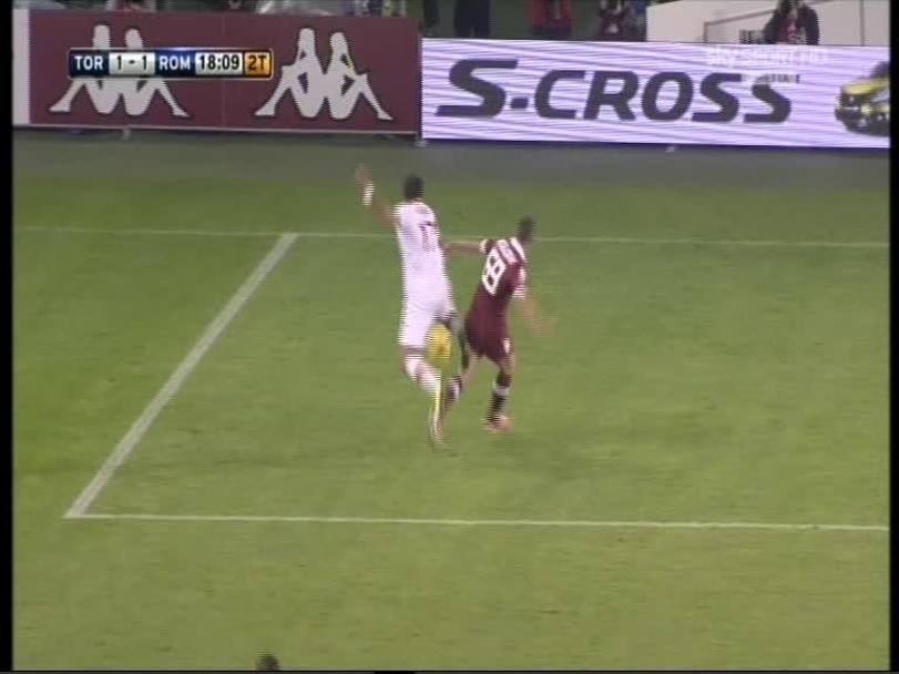 Il contatto Meggiorini-Benatia sul gol del pareggio del Torino. Sky